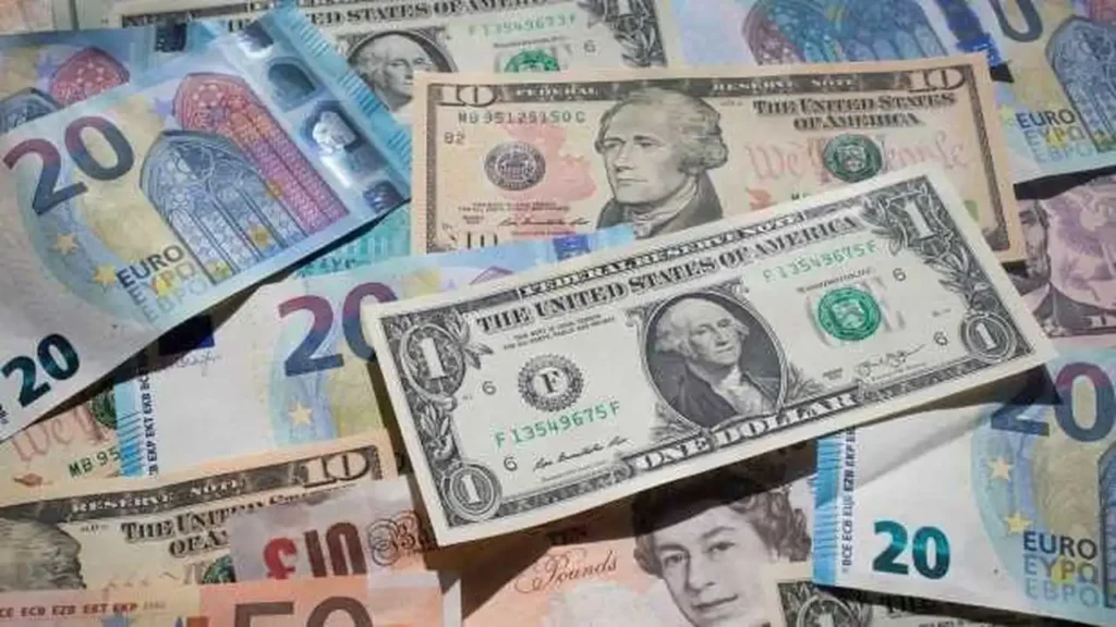 تحديثات الصرف.. تباين أسعار العملات أمام الجنيه اليوم الثلاثاء في البنوك المصرية